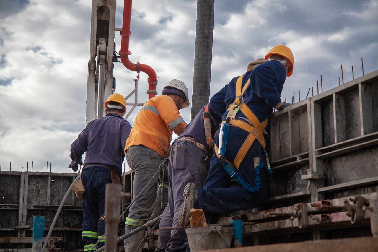pienen yrityksen työmiehiä työmaalla
